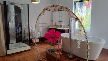 Suite Comfort, non fumatori, vista fiume | Bagno | Pantofole, asciugamani, sapone, shampoo