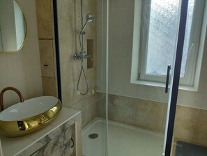 Comfort Double Room | Bathroom | Slippers, towels, soap, shampoo - A LOT OF CAHORS (Cahors)