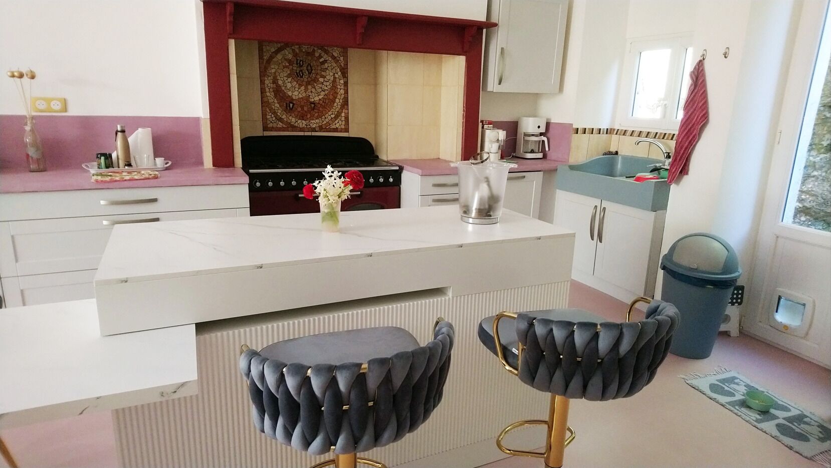 Full-size fridge, microwave, oven, stovetop