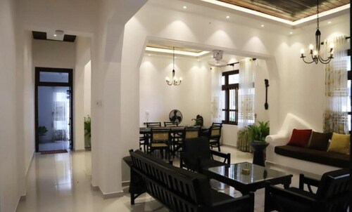 Villa Amaara - 5 Bedrooms, large pool, private, in Kalutara, 100m from beach