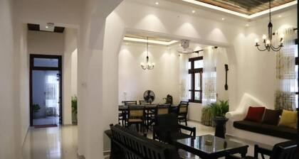 Villa Amaara - 5 Bedrooms, large pool, private, in Kalutara, 100m from beach