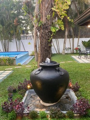 Property grounds - Villa Amaara - 5 Bedrooms, large pool, private, in Kalutara, 100m from beach (Wadduwa)