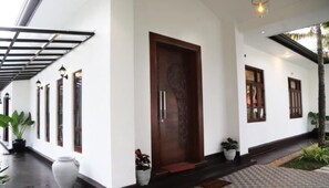 Exterior detail - Villa Amaara - 5 Bedrooms, large pool, private, in Kalutara, 100m from beach (Wadduwa)