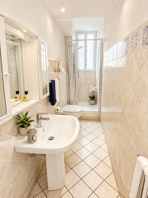 A modern bathroom with a sink, toilet, and shower. - Dolce vita room center of Rome (Roma)
