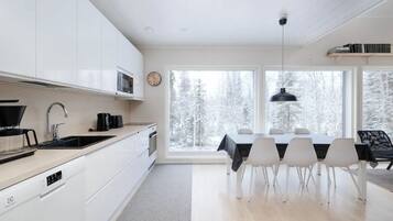 Dupleks Superior, 2 kamar tidur, sauna, pemandangan halaman | Dapur pribadi | Lemari es besar, microwave, oven, dan kompor