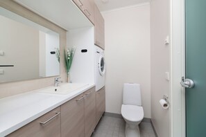 Superior Duplex, 2 Bedrooms, Sauna, Courtyard View | Bathroom | Shower, toilet paper - Villa Hulhavanhelmi (Syöte)