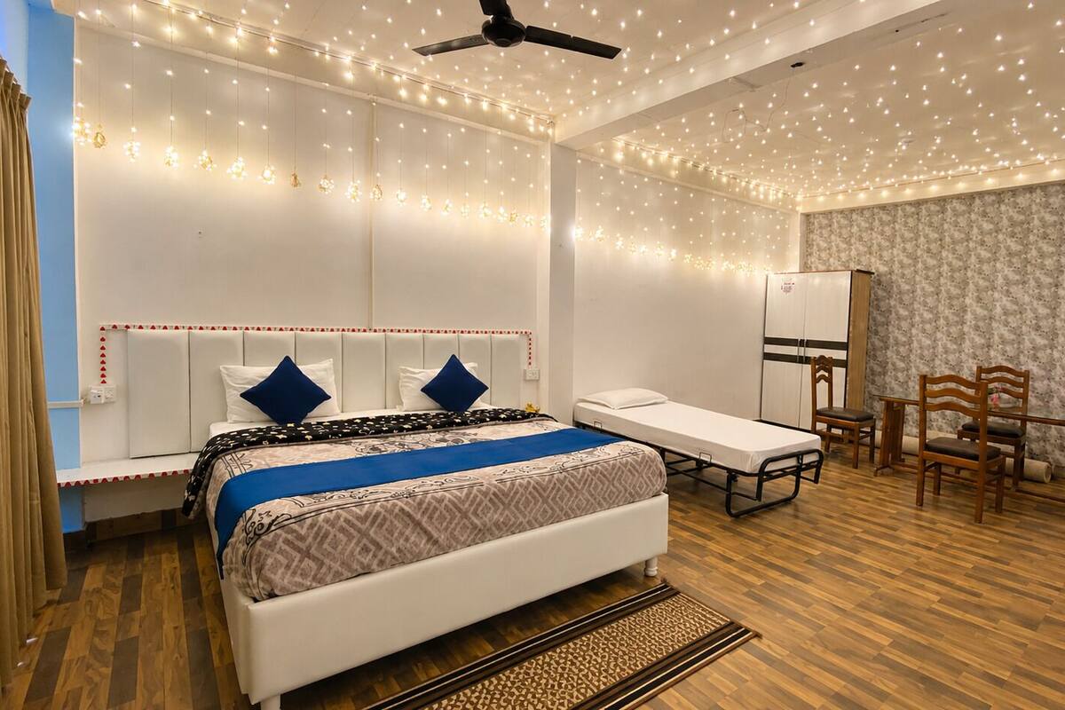 Una habitación de hotel con cama, mesita de noche, silla y escritorio.