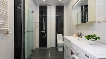 Apartemen Deluks | Kamar mandi | Sandal