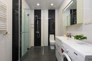Apartemen Deluks | Kamar mandi | Sandal