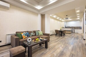 Deluxe Apartment | Living area | 32-inch Smart TV with cable channels - Stay Inn on Yekmalyan  (Yerevan)