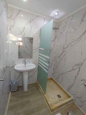 Shower, free toiletries, towels, soap - Porto View hotel (Red Sea Governorate)