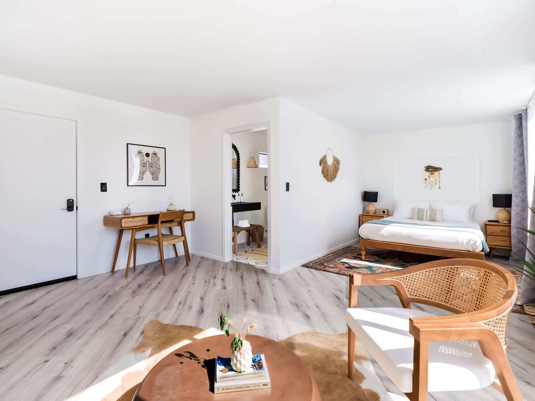 Een bureau, een strijkplank/strijkijzer, wifi, beddengoed