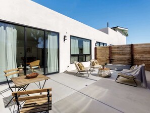 Outdoor dining - The Standard – Classic Desert Room (Yucca Valley)