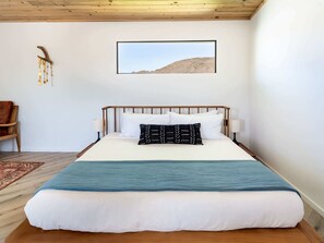 Escritorio, tabla de planchar con plancha, wifi y ropa de cama 