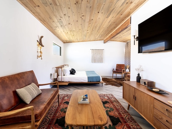 Desk, iron/ironing board, WiFi, bed sheets