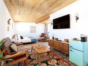Desk, iron/ironing board, WiFi, bed sheets - The Balcony Room – Elevated Desert Stay (Yucca Valley)