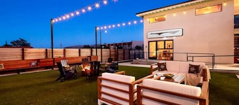 Desert View Balcony, Free Parking, Close to Pappy's