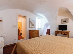A bedroom with a bed, a dresser, a TV, and a mirror. - Beautiful private villa for 4 people with WIFI, terrace and pets allowed (Ventimiglia)
