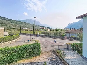Ein Wohngebiet mit befestigter Straße, einem Stoppschild und einer Fußgängerüberweg.