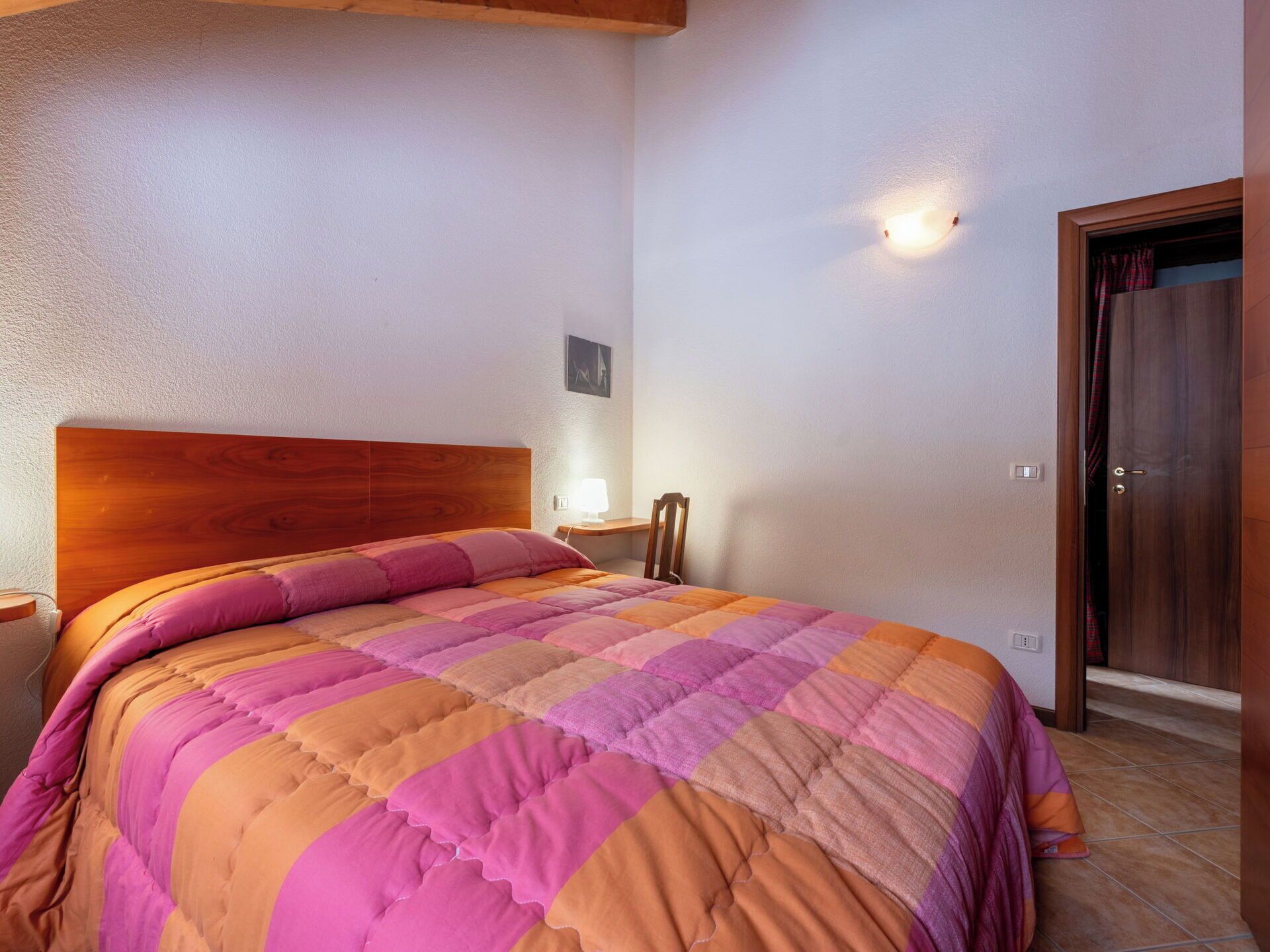 Travel crib, free WiFi, bed sheets