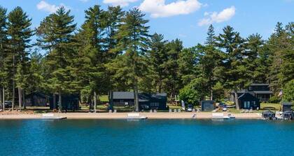 Spacious Lake Cabin w sandy beach & Sauna! Cabin #8 @ Half Moon Resort