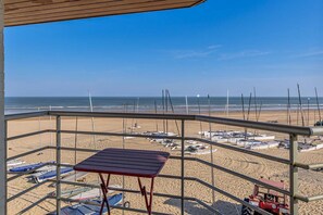 Unclassified image, 3 of 19, button - Malibu Beach 0201 + P* (Sint Idesbald)