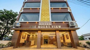 Un hotel llamado 'The Mount View' con un diseño moderno, amplias ventanas y una entrada acogedora.