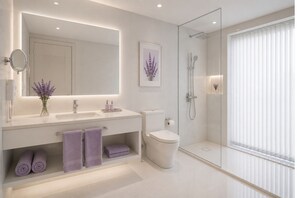 Junior-Zimmer | Badezimmer | Kostenlose Toilettenartikel, Haartrockner, Handtücher, Seife