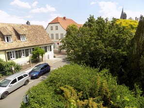 Property grounds - Country house apartment, comfortable apartment with terrace and garden area (Freinsheim)