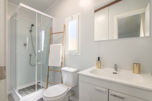 Bathroom - Apartment 'El Encanto' with Mountain View, Private Pool and Wi-Fi (Villarrasa)