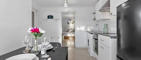 Køleskab, mikrobølgeovn, ovn, kogeplade