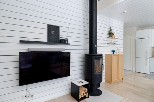 Villa Hulhavanniemi | Modern Villa with Private Jacuzzi & Ski-in Access at Iso-Syöte