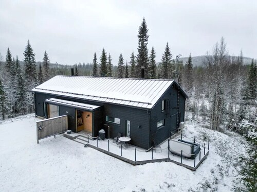 Villa Hulhavanhelmi | Modern Villa with Private Jacuzzi & Ski-in Access at Iso-Syöte