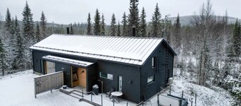 Villa Hulhavanhelmi | Modern Villa with Private Jacuzzi & Ski-in Access at Iso-Syöte