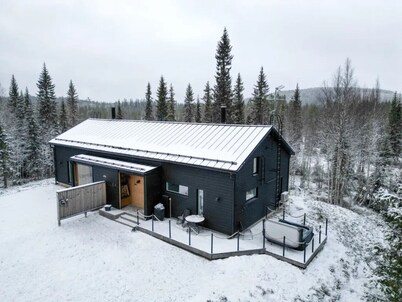 Villa Hulhavanhelmi | Modern Villa with Private Jacuzzi & Ski-in Access at Iso-Syöte