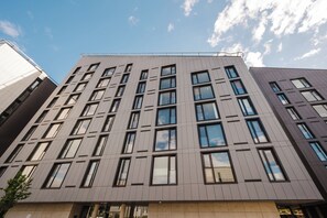 Exterior - 1 Bed City Centre Apt | Sleeps 4 | Juliet Balconies | Long Term Stays Available (Salford)
