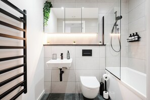 Hair dryer, towels, soap, toilet paper - 1 Bed City Centre Apt | Sleeps 4 | Juliet Balconies | Long Term Stays Available (Salford)