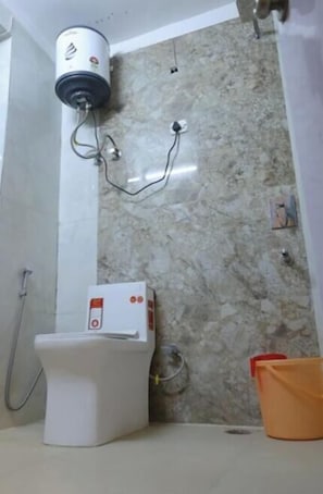 Double Room | Bathroom | Slippers - Leluxe Boutique Hotel (Sohna)