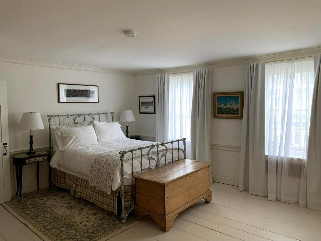 Standard Single Room, 1 Queen Bed | Blackout drapes, iron/ironing board, free WiFi