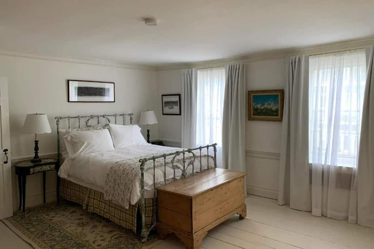 Standard Single Room, 1 Queen Bed | Blackout drapes, iron/ironing board, free WiFi