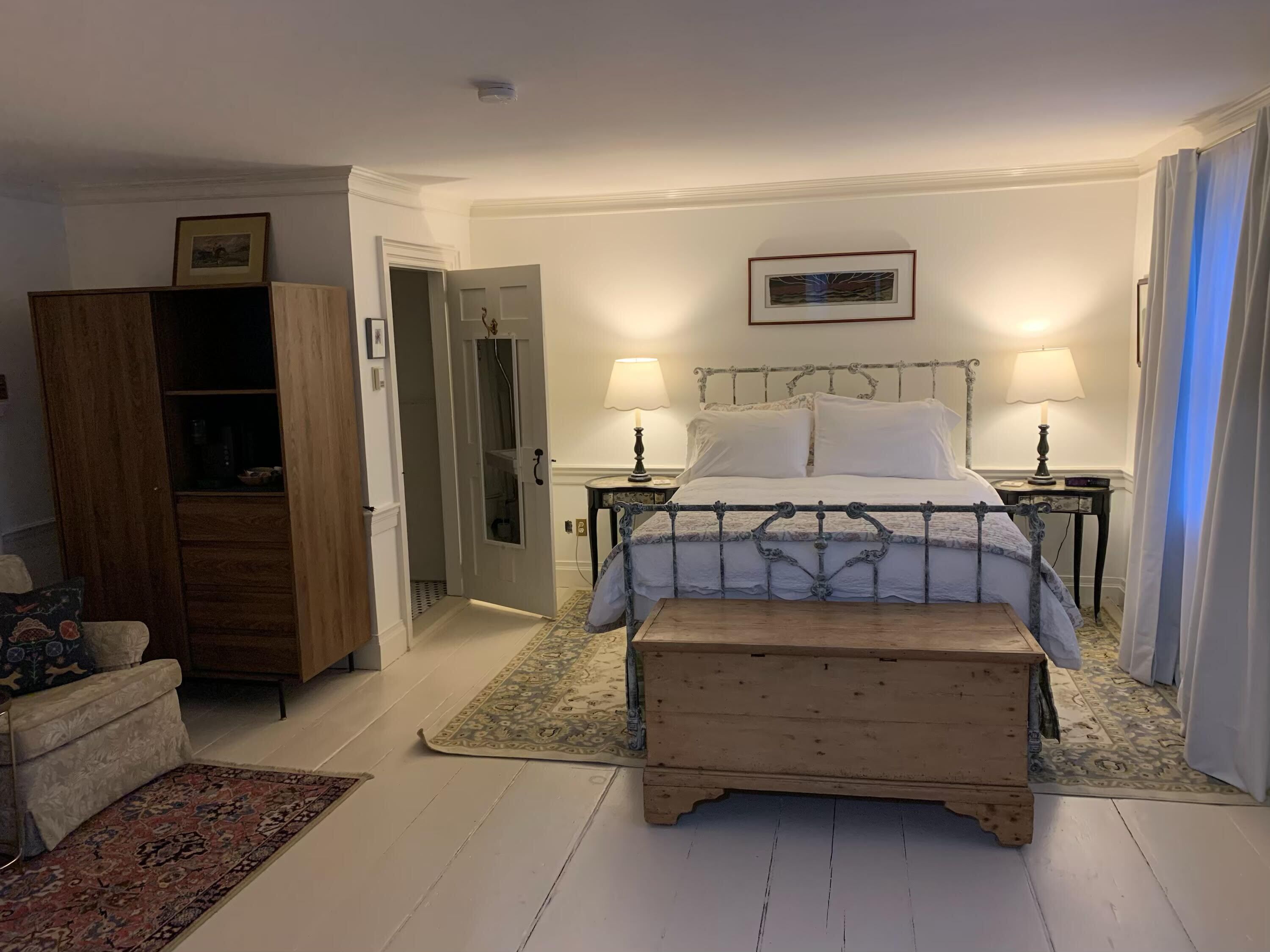 Standard Single Room, 1 Queen Bed | Blackout curtains, iron/ironing board, free WiFi