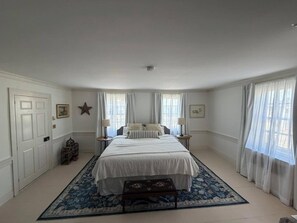 Deluxe Room | Blackout drapes, iron/ironing board, free WiFi