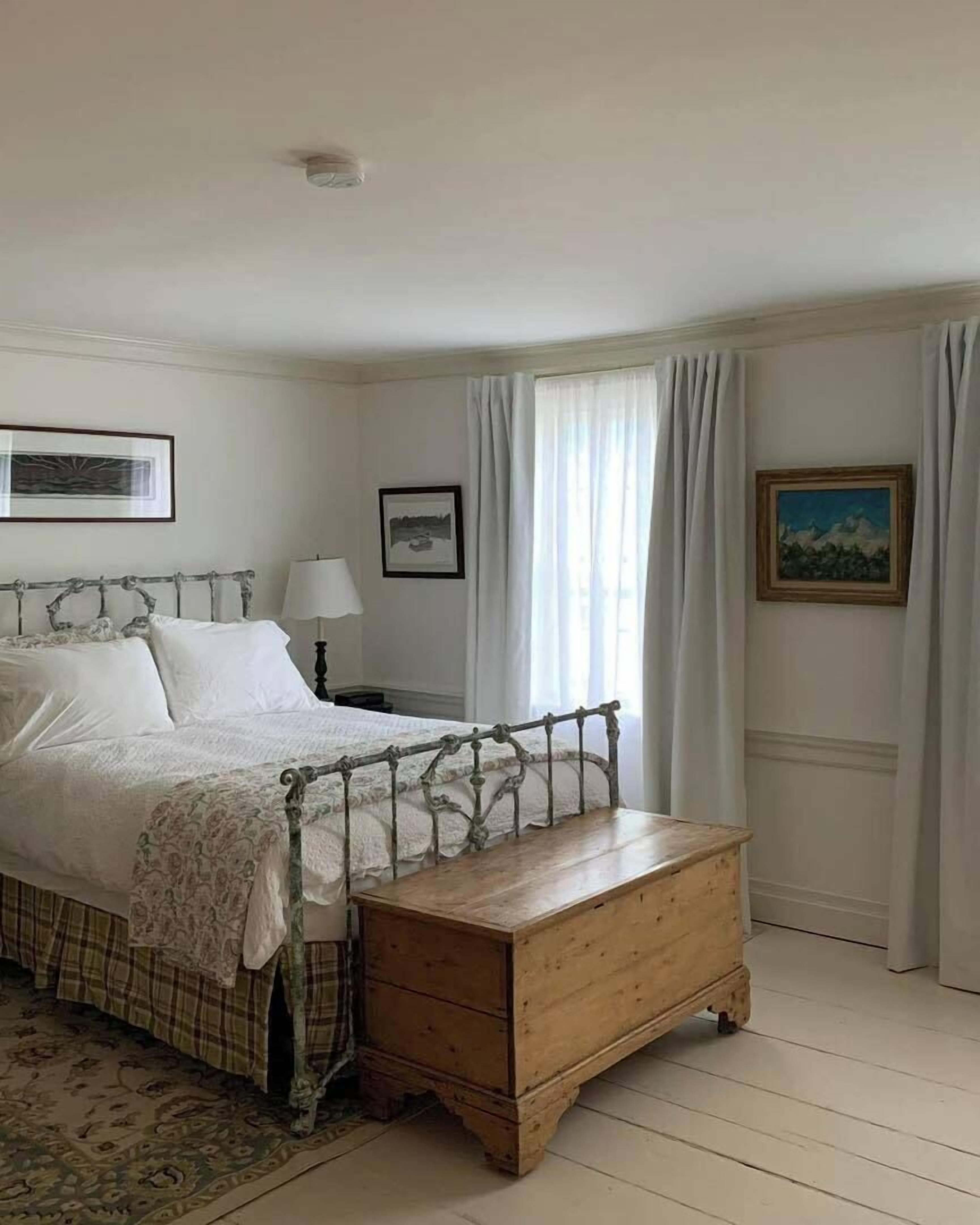 Standard Single Room, 1 Queen Bed | Blackout drapes, iron/ironing board, free WiFi, bed sheets