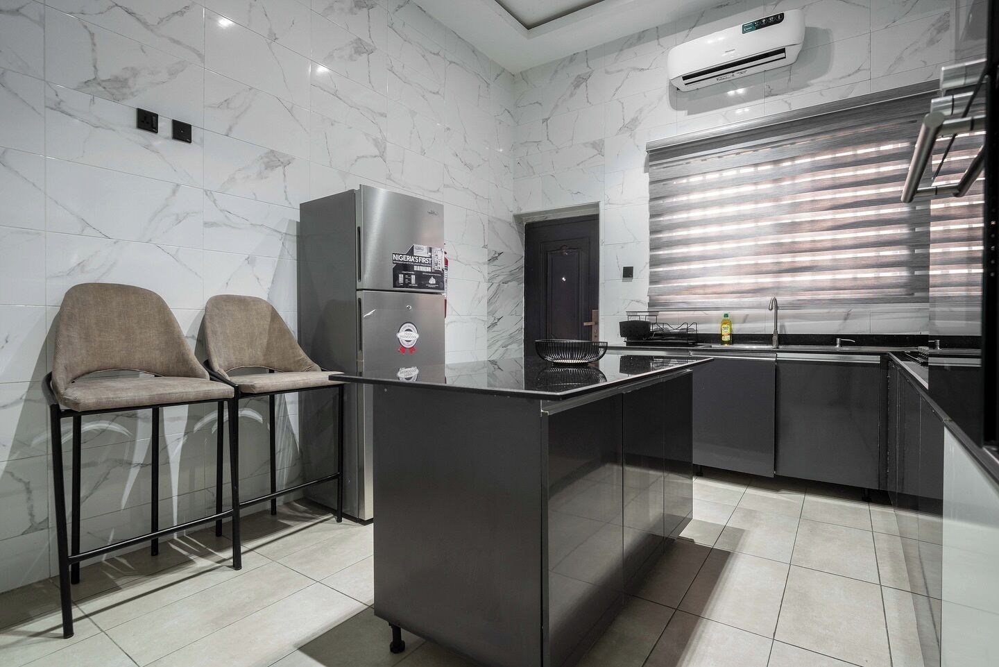 Family Apartment, Balcony, City View | Private kitchen | Fridge, microwave, oven, stovetop