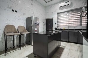 Family Apartment, Balcony, City View | Private kitchen | Fridge, microwave, oven, stovetop - Eko Altantic Apartment  (Lagos)