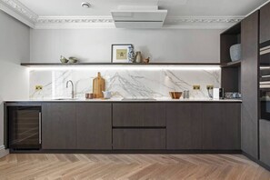 Fridge, microwave, oven, stovetop - Luxurious Penthouse - Hyde Park- Air Con (Greater London)