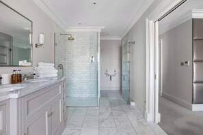 Shower, hair dryer, towels, shampoo - Luxurious Penthouse - Hyde Park- Air Con (Greater London)