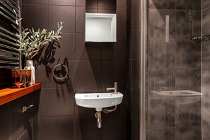 Shower, hair dryer, shampoo - Stylish 2 Bed 2 Bath - Private Garden (Greater London)