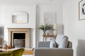 TV, offices - Stylish 2 Bed 2 Bath - Private Garden (Greater London)