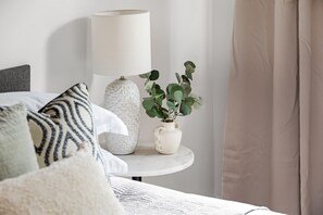 Iron/ironing board, travel cot, WiFi, bed sheets - Stylish 2 Bed 2 Bath - Private Garden (Greater London)